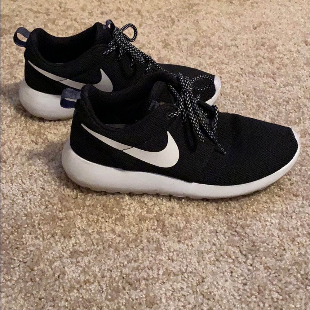 Nike Black Roshe Shoe